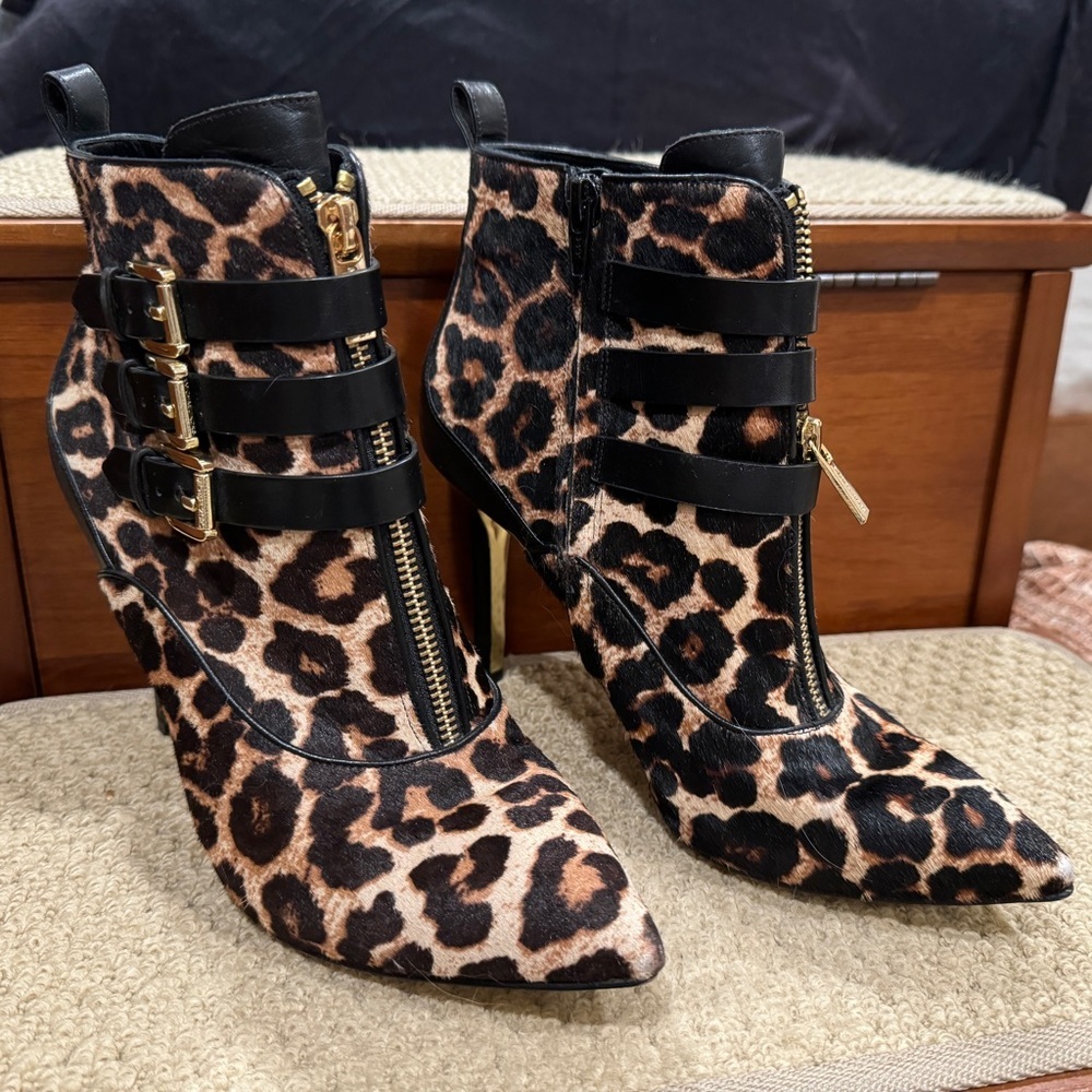 Michael Kors, like new, size 8, leopard ankle booties - Picture 10 of 10